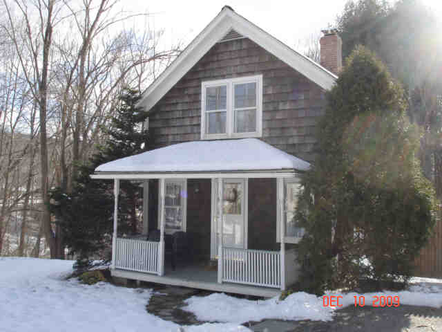 Building photograph for 7 TOWN FARM RD
